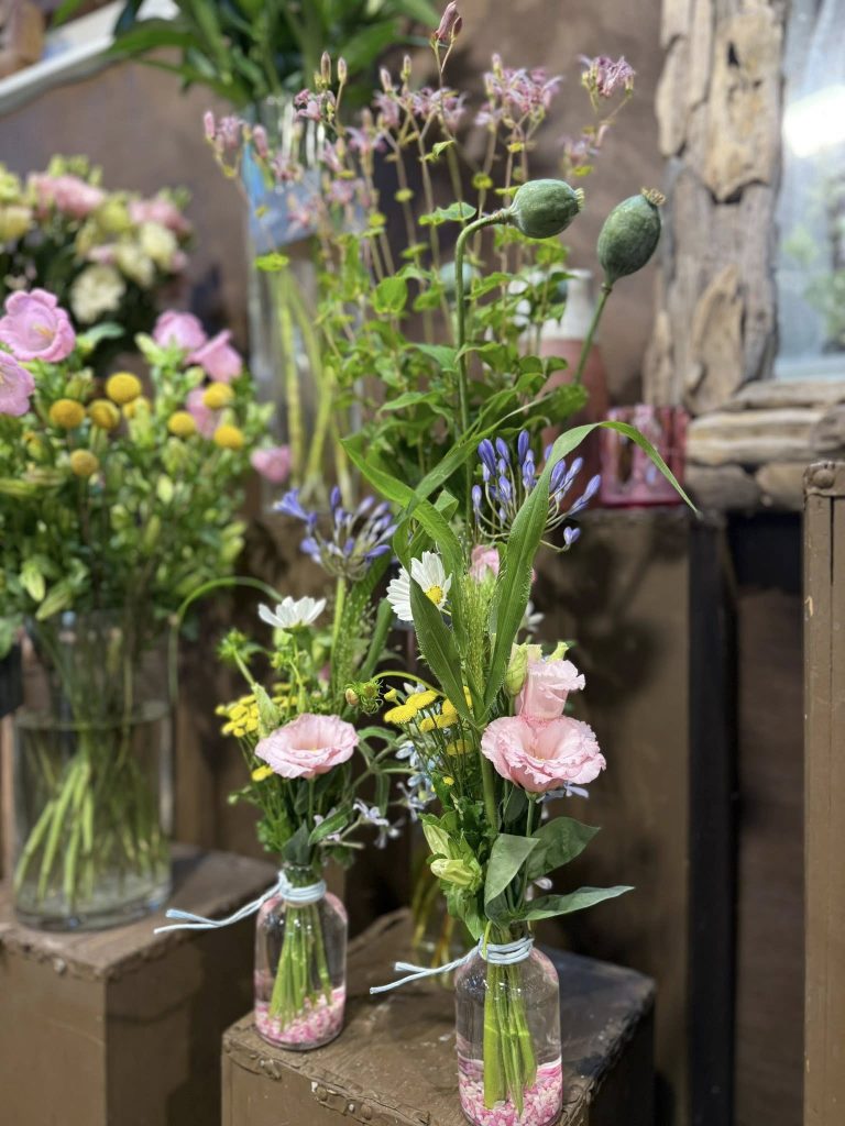Mohn, Rittersporn, Margeriten und Glockenblumen