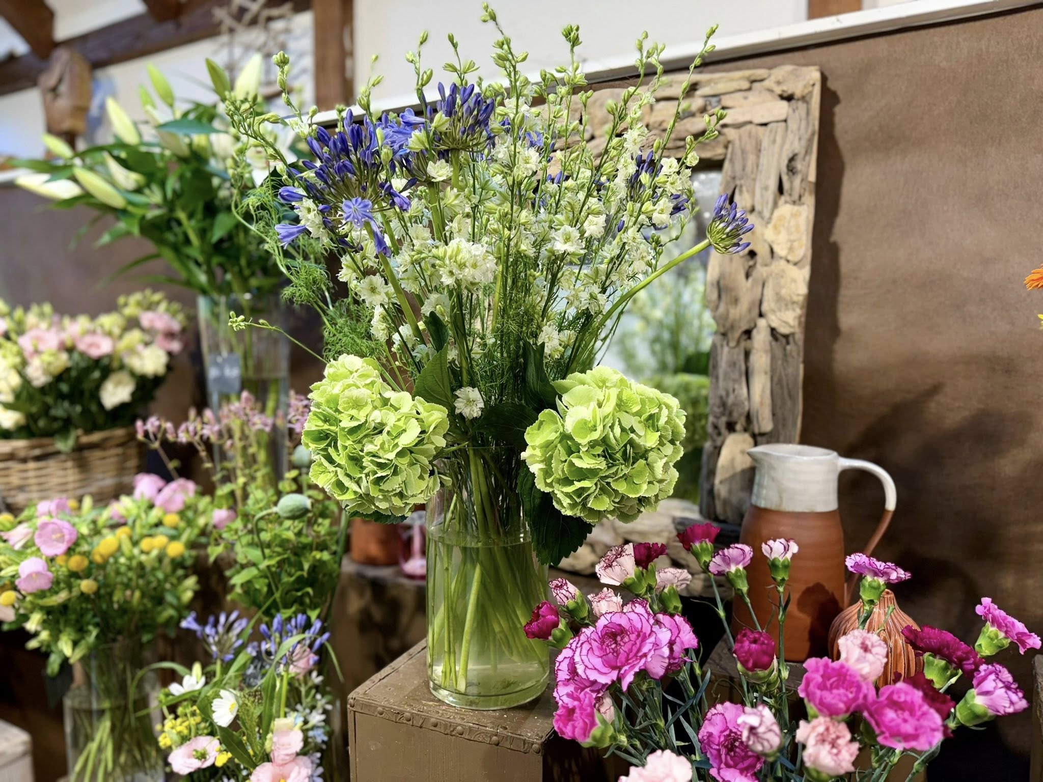 Hortensieni, Rittersporn, Nelken und Wildblumen