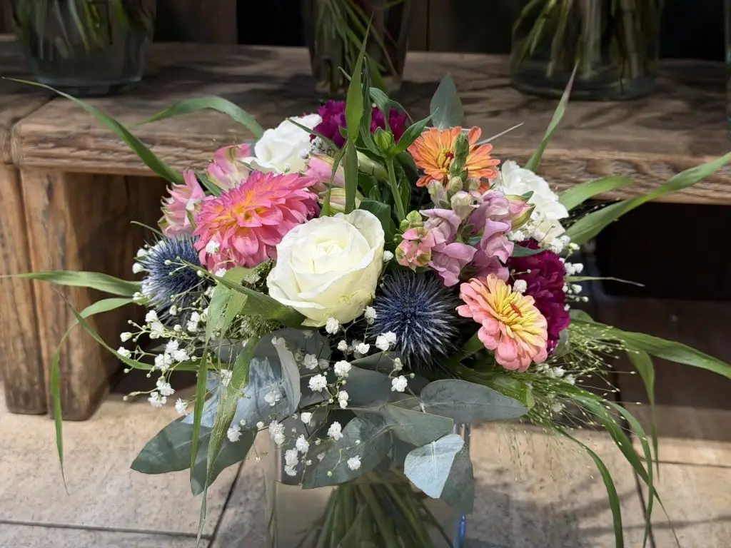 Bunter Blumenstrauß mit Rose, Dahlien und Disteln