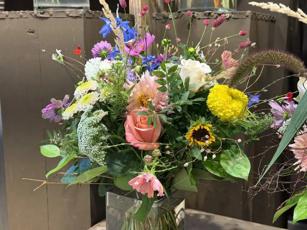Bunter Sommerstrauß mit Rose, Sonnenblume und Wildblumen