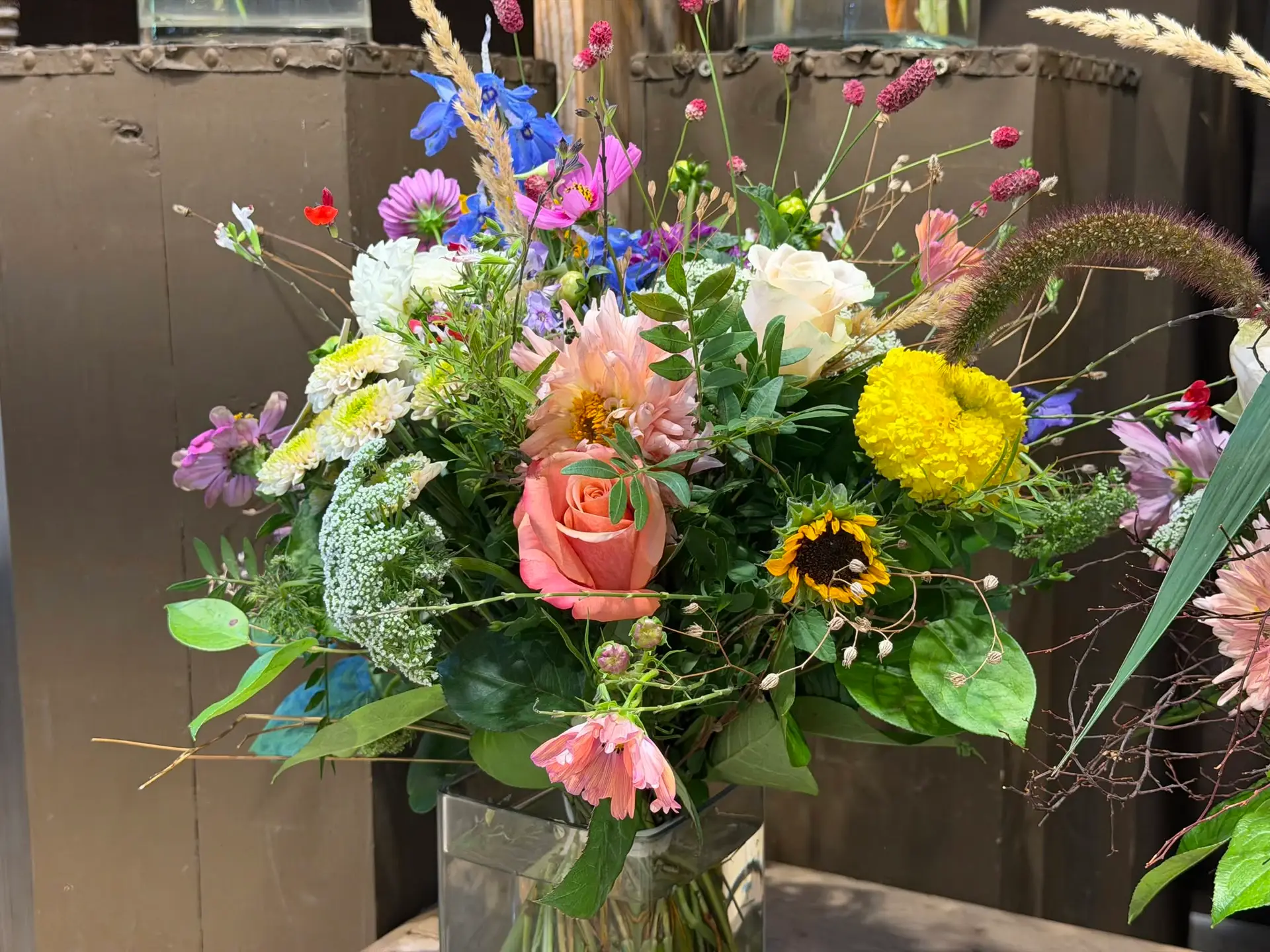 Bunter Sommerstrauß mit Rose, Sonnenblume und Wildblumen